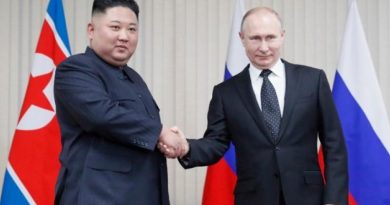 Με θερμή χειραψία η πρώτη συνάντηση Πούτιν και Κιμ Γιονγκ Ουν Με θερμή χειραψία η πρώτη συνάντηση Πούτιν και Κιμ Γιονγκ Ουν