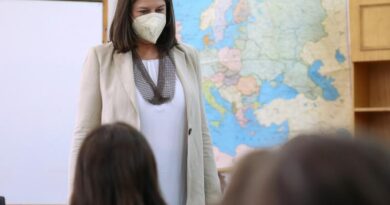 Κεραμέως: Σε αναστολή ανεμβολίαστοι εκπαιδευτικοί που δεν κάνουν rapid test Κεραμέως: Σε αναστολή ανεμβολίαστοι εκπαιδευτικοί που δεν κάνουν rapid test