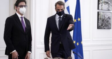 Συνάντηση Μητσοτάκη με Πρ. Βόρειας Μακεδονίας – «Στηρίζουμε την ενταξιακή πορεία της χώρας στην ΕΕ» Συνάντηση Μητσοτάκη με Πρ. Βόρειας Μακεδονίας – «Στηρίζουμε την ενταξιακή πορεία της χώρας στην ΕΕ»