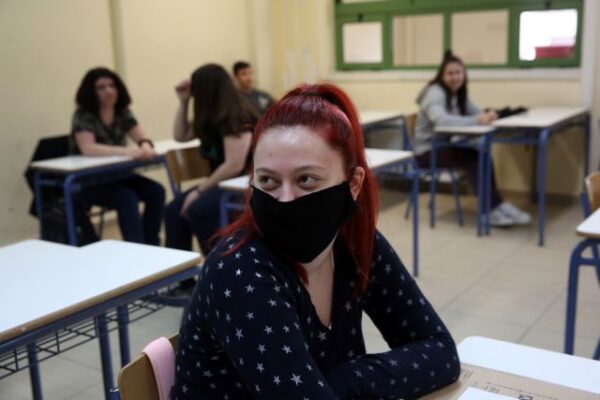 Ç ÕÐÏÕÑÃÏÓ ÐÁÉÄÅÉÁÓ ÍÉÊÇ ÊÅÑÁÌÅÙÓ ÓÔÏ 46ï ÃÅË ÁÈÇÍÁÓ ÊÁÔÁ ÔÇÍ ÅÐÁÍÅÍÁÑÎÇ ÔÙÍ ÌÁÈÇÌÁÔÙÍ ÓÔÇÍ Ã ËÕÊÅÉÏÕ ÌÅÔÁ ÔÇÍ ÁÑÓÇ ÔÙÍ ÐÅÑÉÏÑÉÓÔÉÊÙÍ ÌÅÔÑÙÍ ÃÉÁ ÔÏÍ COVID-19 (EUROKINISSI/ POOL PHOTO ÁÐÅ-ÌÐÅ/ ÏÑÅÓÔÇÓ ÐÁÍÁÃÉÙÔÏÕ)