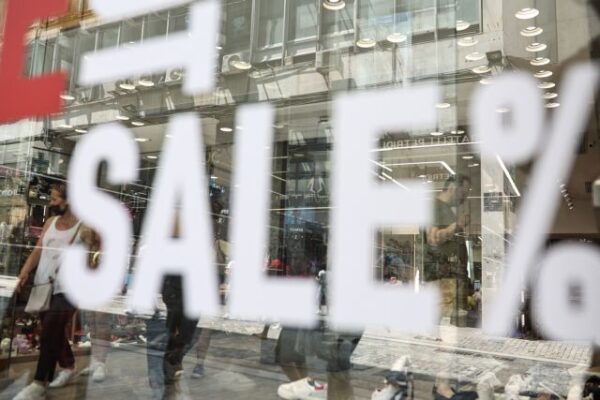consumer; customer; economy; Ermou str; Greece; market; sales; shopper; shopping; stores; summer; Ελλάδα; Καλοκαίρι; Οδός Ερμού; εκπτώσεις; καταναλωτές; καταναλωτής; καταστήματα; οικονομία; πελάτης; ψώνια;